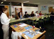 Teresa, profesora en la escuela de Santiago, impartiendo alemán básico intensivo.