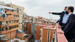 Pablo Casado, el pasado 17 de agosto en Badalona, visitando un bloque de viviendas afectado por okupas