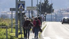 Caminantes bordeando los terrenos que el Concello de Corcubi�n pretende comprar