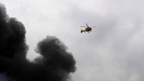 Los Bomberos de Asturias intentan sofocar un incendio en una imagen de archivo