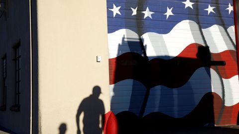 Votantes saliendo de un colegio electoral en El Paso, Texas