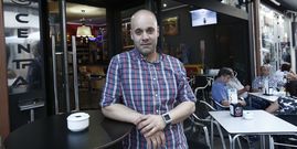 Iv�n Canosa regenta la cafeter�a Central de O Carballi�o. 