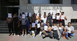 <span lang= es-es >Casa del Mar</span>. Un total de 23 furtivos de O Porti�o fueron ayer a entregar las solicitudes para lograr una licencia de marisqueo.  