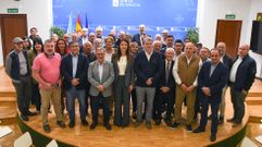 Mar�a Jos� G�mez y Luis Menor, con los alcaldes de los concellos integrantes de las mancomunidades beneficiadas.