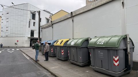 Reagrupaci�n de los contenedores de basura en el entorno del mercado de Ribeira
