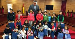 Los alumnos de Infantil de A Modia fueron recibidos ayer por el alcalde en el Concello de Cambados. 