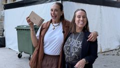 Irene Fern�ndez, de The Vecina, y Lorena Ameneiro, de Biqui�os Doces, posan con sus regalos para Leire Mart�nez.