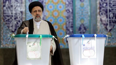El cl�rigo Ebrahim Raisi, este viernes, depositando su voto en Teher�n