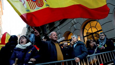 En la misma ciudad, unas calles m�s all�, unas 300 personas seg�n el Ayuntamiento de Barcelona se concentraron en defensa de Tabarnia y apoyo al rey