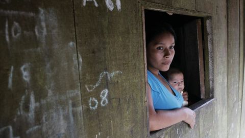 Una mujer ind�gena amaz�nica con su beb�, en el distrito de Bel�n, en la ciudad de Iquitos 