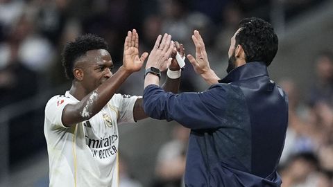 Vinicius, junto a &Aacute;lvaro Arbeloa tras ser sustituido en el partido entre el Real Madrid y el Atl&eacute;tico.