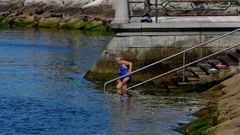 Una mujer se ba�a en aguas del Parrote