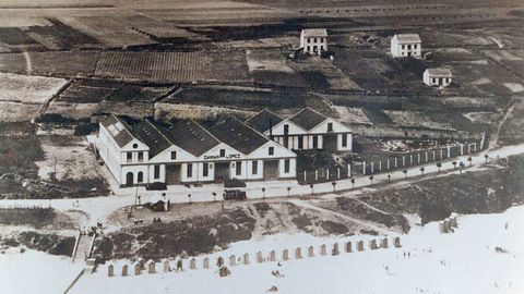 Foto de la antigua conservera de Damin Lpez, frente a la playa de A Rapadoira