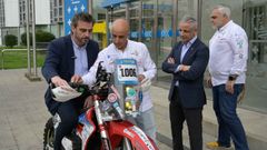 El conselleiro, Diego Calvo, y Fran Pallas, junto con el secretario xeral do Deporte y David�L�pez, integrante del Dakar Galicia Team.