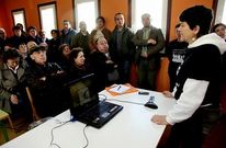 Numerosos vecinos participaron ayer en el acto organizado por la plataforma.