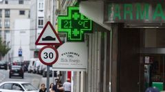 Temperatura de 21� marcada por el term�metro de una farmacia de Carballo, hoy a las 20.00 horas