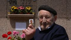 Manuel M�ndez muestra una foto de su mujer delante de su l�pida, en el cementerio de San Mauro, en Pontevedra