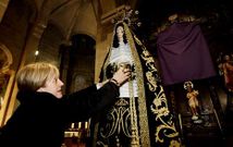 La carroza para la Virgen est� siendo elaborada por las cuatro devotas encargadas de su altar.