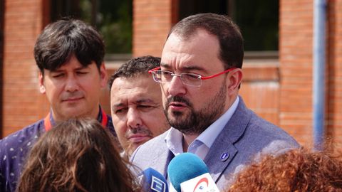 Adrin Barbn atiende a los medios tras votar en Laviana