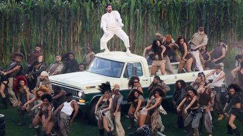 Bad Bunny transform� el escenario de la Super Bowl en una colorida oda a Latinoam�rica