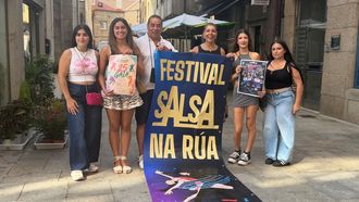 Orlando Gonz�lez y Ana Barreiro (en el centro), con alumnas de la escuela El Tomas�n, presentaron la actividad.