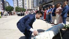 Rey Varela depositan as flores no monumento.