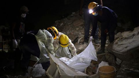 Personal de rescate cubre el cuerpo de una v�ctima tras los terremotos de Venezuela.