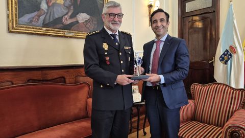 Javier Mar�a de Loresecha Roldr�n con el alcalde de Ferrol