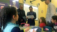 El consejero de Educaci�n, Genaro Alonso, en una clase del plan piloto del asturiano, en el colegio El Bosqu�n