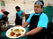 A la izquierda, Carmen �lvarez, una de las organizadoras; y a la derecha un gringo, el plato m�s solicitado.