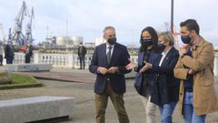 Hay quien piensa que el delegado de la Xunta Luis L�pez ?a la derecha de la imagen, junto a Cores Tour�s, la presidenta de Portos de Galicia y Rosa Quintana? da un buen perfil de candidato