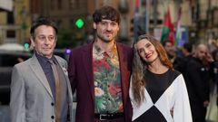 El realizador Carlos Marques-Marcet, flanqueado por el actor chileno Alfredo Castro y la actriz ngela Molina, a su llegada al festival de Valladolid para el estreno de la pelcula Polvo sern.