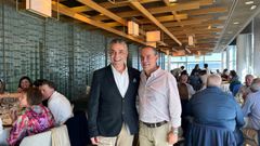 El que fue jefe de ventas de la ONCE, Juan Antonio Díaz Ojén (derecha), en la fiesta de su jubilación, acompañado por Manuel Martínez Pan, delegado territorial de la organización