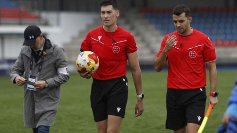 El rbitro madrileo Antonio Snchez Snchez y uno de sus asistentes.