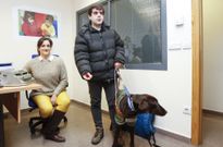 Jonatan con su perro-gu�a �Suri�, y la profesora Covadonga de la Fuente, en la ONCE. 