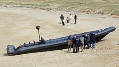 Im�genes de las dos narcolanchas varadas en Ribeira