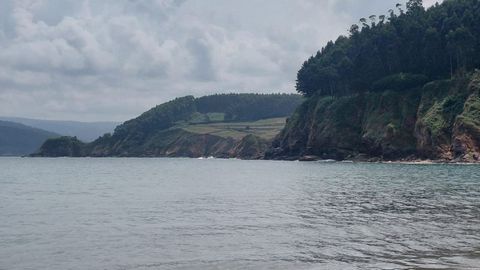 El mar desde la playa de A Basteira, de la que salieron los menores en una balsa hinchable