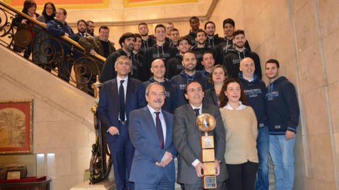 El Uni�n Financiera Baloncesto Oviedo durante la recepci�n en el Ayuntamiento