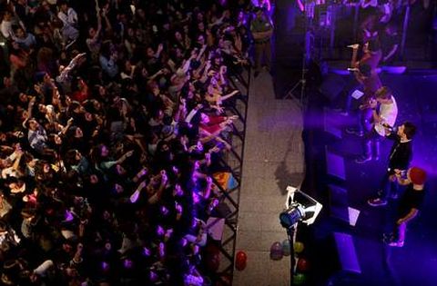 Cientos de j�venes se acercaron al centro comercial para ver a sus �dolos.