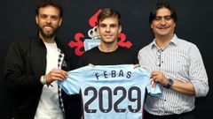 El nuevo jugador del Celta Aleix Febas, junto a Sergio �lvarez y Marco Garc�s, este martes en su presentaci�n.