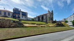 Aspecto de la ladera del Campi�o de Santa Mar�a tras la retirada de agapantos junto a los restos de la muralla de Pontevedra
