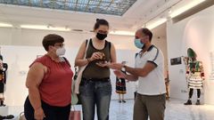 Recibimiento del alcalde a la visitante número 16.000 de la exposición «Os nosos entroidos»