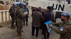 Cascos azules espa�oles el jueves en el L�bano trasladando a refugiados.
