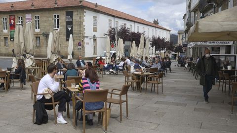 Terraza con clientela en el centro de Santiago