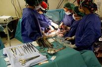 Imagen de una operaci�n quir�rgica en el hospital Meixoeiro.