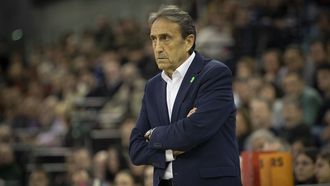 El t&eacute;cnico breoganista, siguiendo con atenci&oacute;n el partido de su equipo en Granada.
