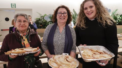 A la izquierda, Mari Carmen Berm�dez, Mar�a Jes�s Becerra ?que fue la ganadora? y Carla Mar�a Rumbo con las orejas con las que obtuvieron los tres primeros premios