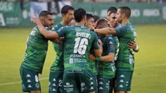 Curro Rivelott se abraza a compa�eros del Arenteiro.