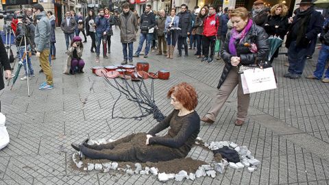 Nin unha mais. Performance de Ana Gesto en la Praza da Peregrina contra la violencia de g�nero