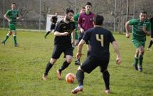 El futbolista del Quiroga, Javi Lago, conduce el bal�n en el campo de A Carqueixa. 